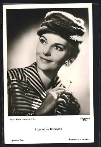 AK Schauspielerin Hannelore Bollmann mit Zigarette