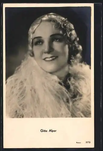 AK Schauspielerin Gitta Alpar mit Federboa
