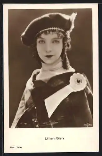 AK Schauspielerin Lillian Gish kostümiert in Umhang und Hut