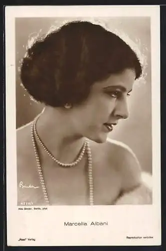 AK Schauspielerin Marcella Albani mit Perlenkette