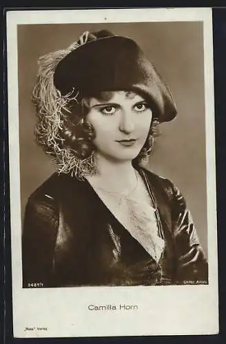 AK Schauspielerin Camilla Horn kostümiert mit Hut
