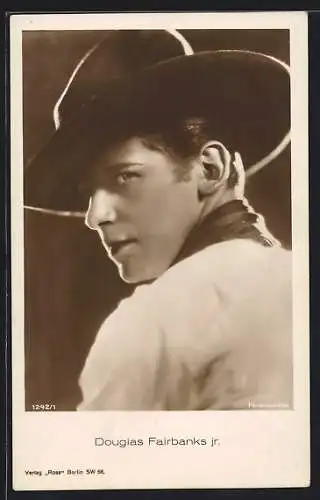 AK Schauspieler Douglas Fairbanks Jr. mit Hut und Halstuch
