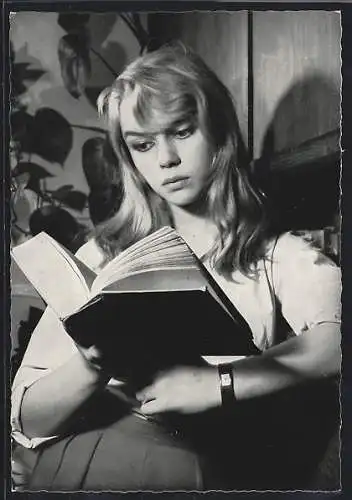 AK Schauspielerin Marion Michael liest in einem Buch