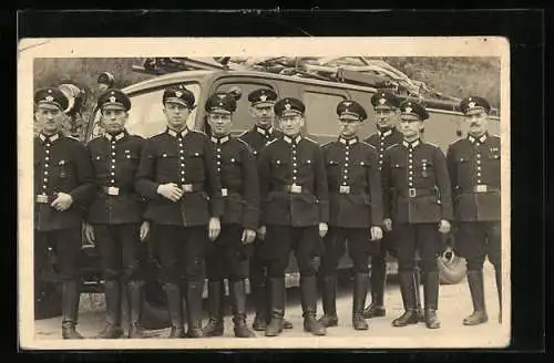 Foto-AK Beamte der Feuerwehr in Uniform vor einem Dienstfahrzeug