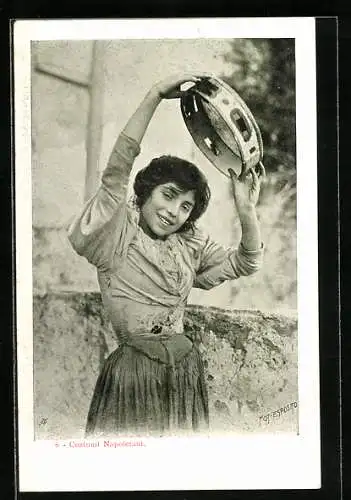 AK Neapel / Napoli, Junge Frau in traditioneller Tracht mit Tambourin