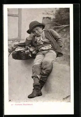 AK Neapel / Napoli, Gassenjunge auf einer Mauer