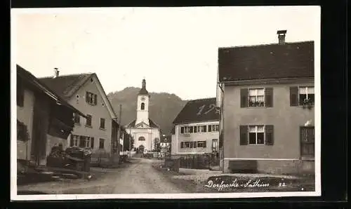 AK Satteins, Dorfplatz mit Blick zur Kirche