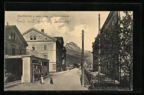AK Saalfelden a. stein. Meer, Bahnhofstrasse mit Geschäft und Emailleschild für Kuneröl