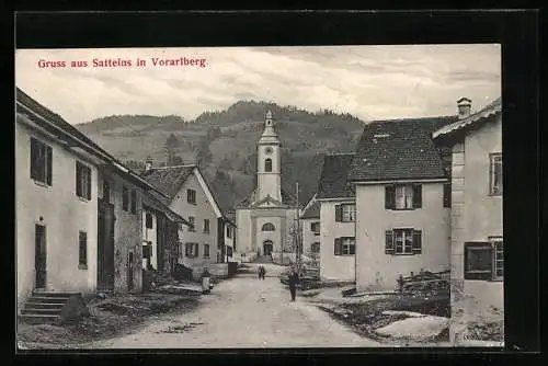 AK Satteins /Vorarlberg, Strassenpartie mit Kirche