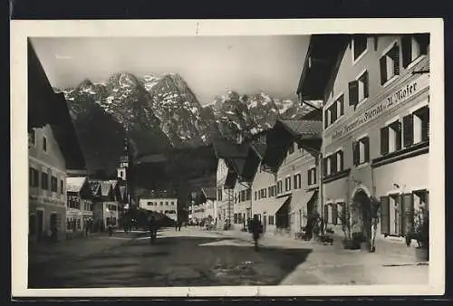 AK Kuchl, Markt mit Gasthof Neuwirt gegen den Hohen Göll