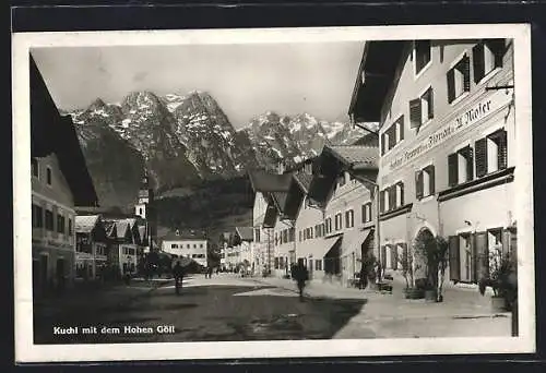 AK Kuchl, Strassenpartie am Gasthof Neuwirt, Blick zum Hohen Göll