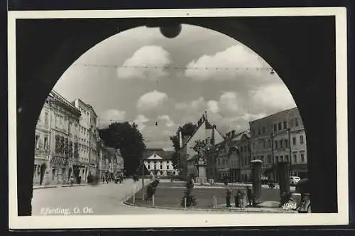 AK Eferding /O.-Oe, Strassenpartie mit Denkmal durch Tor