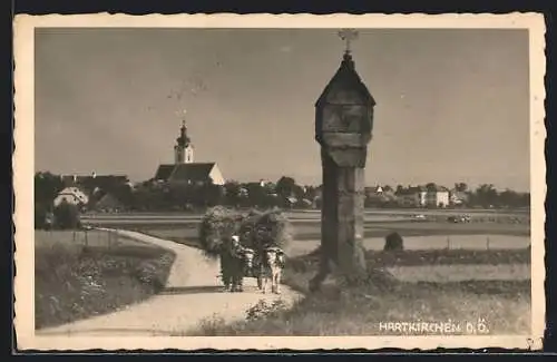 AK Hartkirchen /O.-Ö., Feldweg mit Kirche