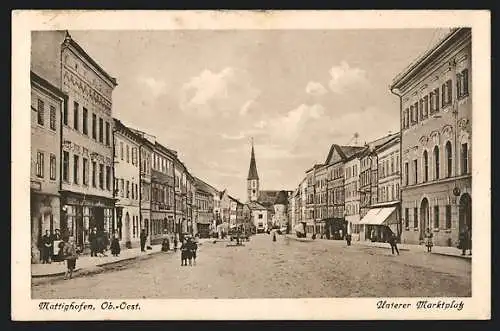AK Mattighofen /Ob.-Oest., Unterer Marktplatz mit Blick zur Kirche