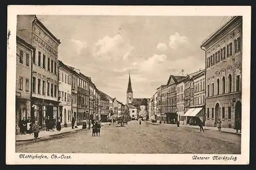 AK Mattighofen /Ob.-Oest., Der Untere Marktplatz mit Blick zur Kirche
