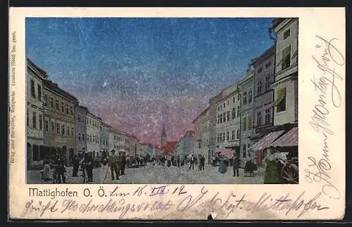 AK Mattighofen /O. Ö., Strassenpartie mit Passanten