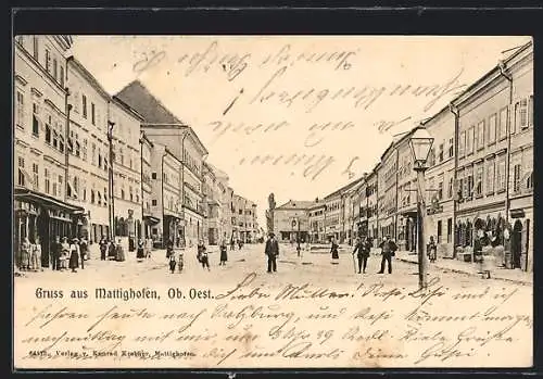 AK Mattighofen /Ob. Oest., Strasse mit Geschäften und Passanten