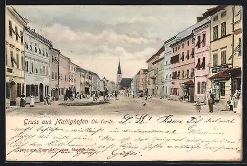 AK Mattighofen /Ob.-Oestr., Strassenpartie mit Blick auf Kirchturm