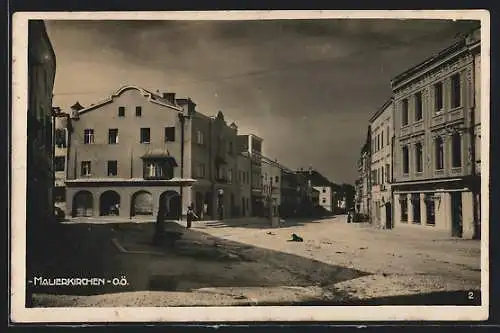 AK Mauerkirchen /O. Ö., Strassenpartie mit Hund und Wasserpumpe