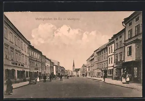 AK Mattighofen /O. Ö., Passanten am Marktplatz