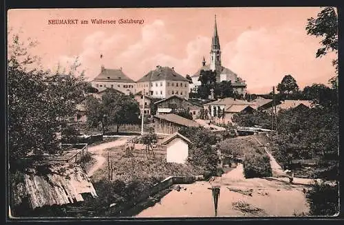 AK Neumarkt am Wallersee, Ortspartie mit Kirchturm