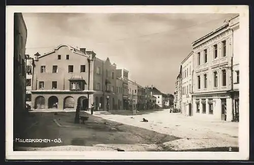 AK Mauerkirchen /O. Ö., Strassenpartie im Sonnenschein
