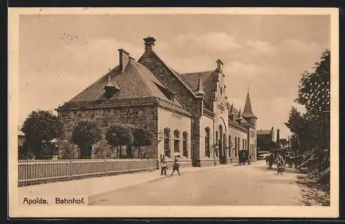 AK Apolda, Strassenpartie am Bahnhof
