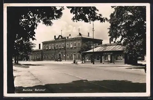 AK Buchloe, Strassenpartie am Bahnhof mit Friseur