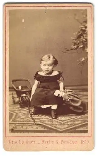 Fotografie Otto Lindner, Berlin, Prinzen-Strasse 71, Die kleine Else Bohne im Kleid mit ihrer Puppe