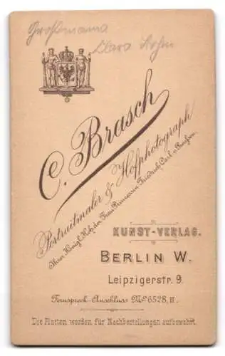Fotografie C. Brasch, Berlin, Leipziger-Str. 9, Clara Bohne mit Zwicker und grosser Brosche am Kragen