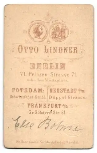Fotografie O. Lindner, Berlin, Prinzen-Str. 71, Else Bohne im schwarzen Kleidchen mit einer Kreuzkette