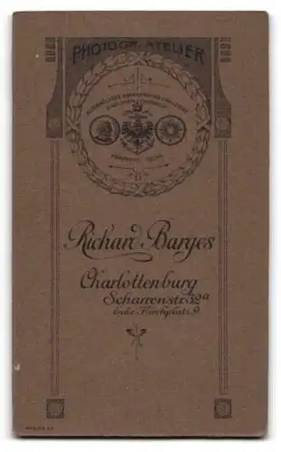 Fotografie Richard Barges, Berlin-Charlottenburg, Scharrenstr. 32a, Erich Arndt im Anzug mit Krawatte und Melone