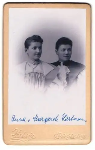 Fotografie Zeisig, Perleberg, Anna und Margarete Hartmann in eleganten Kleidern nebeneinander