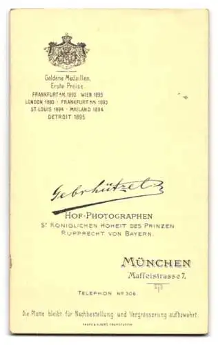 Fotografie Gebr. Lützel, München, Maffeistrasse 7, Erna Pfeiffer im Kleid mit kurzen Puffärmeln und einem Sommerhut