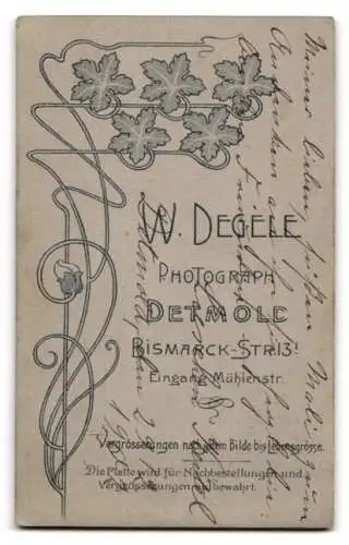 Fotografie W. Degèle, Detmold, Bismarckstr. 13, Lieschen Keitel im weissen Kleid mit Halskette und Brosche