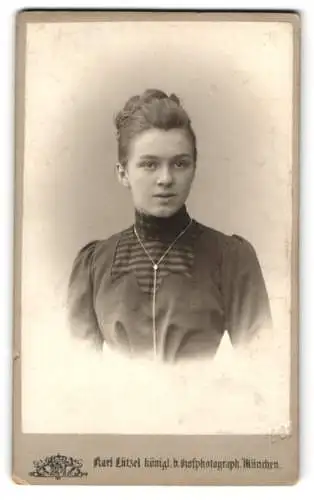 Fotografie Karl Lützel, München, Augustenstr. 16, Cousine Hilda im dunklen Kleid mit Rollkragen und Hochsteckfrisur