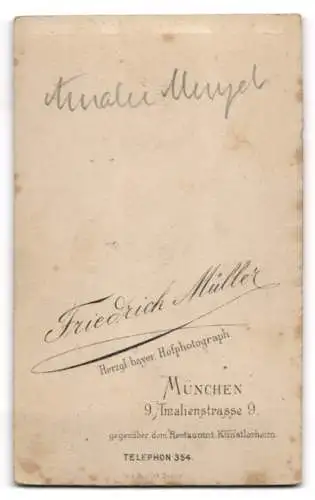 Fotografie F. Müller, München, 9. Amalienstr., Amalie Menzel im hellen Kleid mit breiter Schleife und Blumenmuster