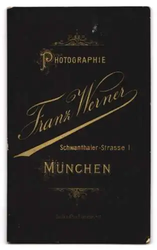 Fotografie Franz Werner, München, Schwanthaler-Str. 1, Emil Menzel im Anzug mit Vollbart und Brille