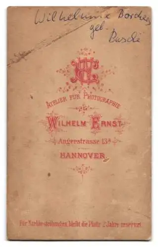 Fotografie Wilhelm Ernst, Hannover, Angerstr. 13a, Wilhelmine Borchers im dunklen gestreiften Kleid mit weisser Schleife