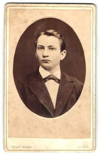 Fotografie Franz Boden, Glatz, Onkel Georg Hoffmann im schwarzen Anzug mit Fliege und zurückgekämmten Haaren