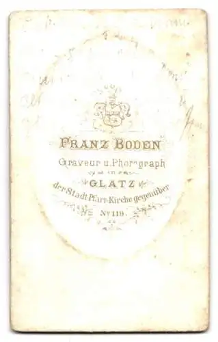 Fotografie Franz Boden, Glatz, Onkel Georg Hoffmann im schwarzen Anzug mit Fliege und zurückgekämmten Haaren