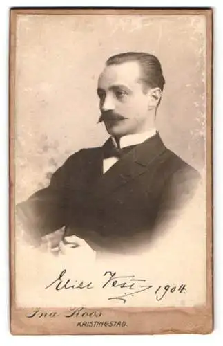 Fotografie Ina Roos, Kristinestad, Herr E. Vesti im schwarzen Anzug mit Fliege und getrimmmten Schnurrbart