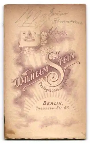 Fotografie Wilhelm Stein, Berlin, Chauseeestr. 65, Bruno Zimmermann als Kind im schwarzen Kleid mit Spielzeugpferd