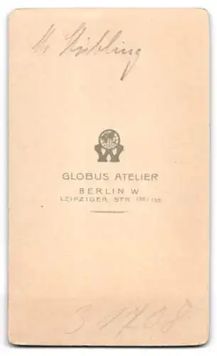 Fotografie Globus Atelier, Berlin, Leiziger Str. 132, Frau M. Stubling im schwarzen Kleid mit Halskette und Lächeln