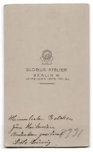 Fotografie Globus Atelier, Berlin, Leipzigerstr. 132, Grete Grünig im dunklen Kleid mit grosser Brosche und dunklem Haar