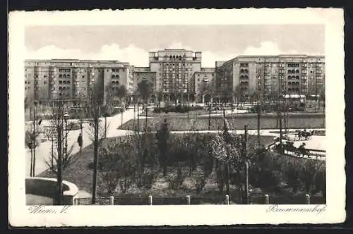 AK Wien, Reumannhof mit Besuchern