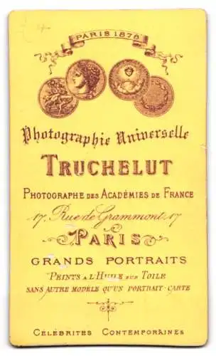 Fotografie Truchelut, Paris, 17, Rue de Grammont, 17, Junge Dame im Kleid mit Amulett