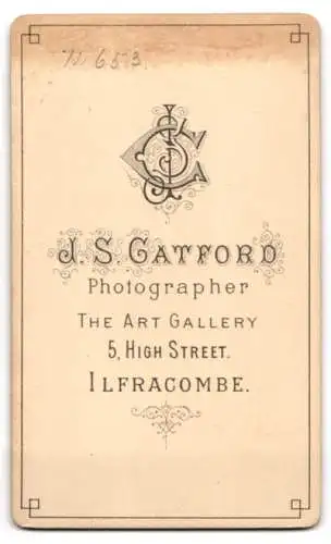 Fotografie J. S. Gatford, Ilfracombe, 5, High Street, Bürgerliche Dame mit Haube und Kragenbrosche