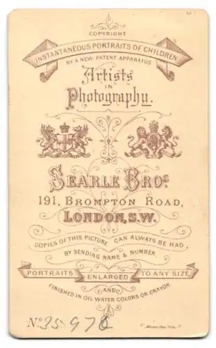 Fotografie Searle Bros., London, 191, Brompton Road, Junger Herr im Anzug mit Krawatte
