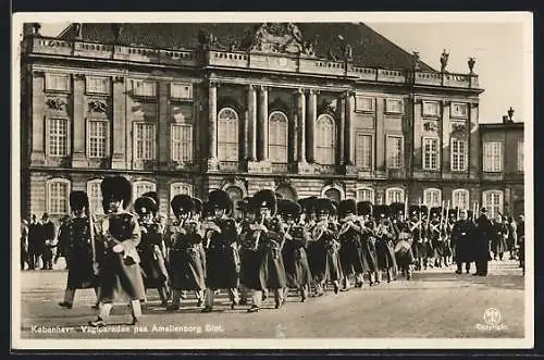 AK Kobenhavn, Vagtparaden paa Amalienborg Slot